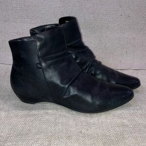 BareTraps 8 1/2 wm’s Black leather inside zip Ankle Booties